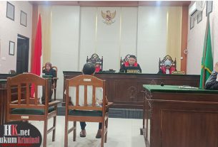 Terdakwa Rahol Suti Yaman mendengarkan pembacaan putusan Majelis Hakim. (foto: ib)