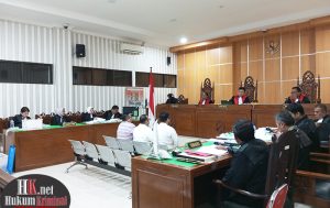 Ketiga terdakwa pada pemeriksaan terdakwa masing-masing Rahman Hidayat, Diky Zulkarnain, dan Zekineri Adena. (foto: Lukman)