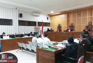 Ketiga terdakwa pada pemeriksaan terdakwa masing-masing Rahman Hidayat, Diky Zulkarnain, dan Zekineri Adena. (foto: Lukman)