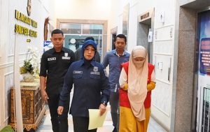 Tim Tabur Kejati Sumsel bersama Kasi Penkum Vanny Yulia Eka Sari, SH,MH menggiring Tersangka YE untuk diserahkan ke Kejaksaan Negeri Musi Banyuasin. (foto: Exclusive)