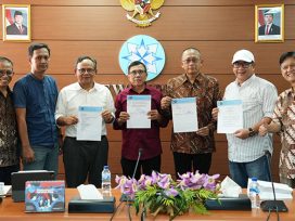 Ketua Umum PWI Kongres Luar Biasa, Zulmansyah Sekedang (kanan), Hendry Ch Bangun (keempat dari kiri) setelah menandatangani SK Panitia Bersama Kongres Persatuan. Penandatanganan disaksikan (kiri-kanan), Dahlan Dahi (mediator, anggota Dewan Pers), Yogi Hadi Ismanto (anggota Dewan Pers), Komaruddin Hidayat (Ketua Dewan Pers), Totok Suryanto (Wakil Ketua Dewan Pers), dan Wina Armada Sukardi (Sekjen PWI KLB).