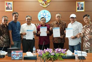 Ketua Umum PWI Kongres Luar Biasa, Zulmansyah Sekedang (kanan), Hendry Ch Bangun (keempat dari kiri) setelah menandatangani SK Panitia Bersama Kongres Persatuan. Penandatanganan disaksikan (kiri-kanan), Dahlan Dahi (mediator, anggota Dewan Pers), Yogi Hadi Ismanto (anggota Dewan Pers), Komaruddin Hidayat (Ketua Dewan Pers), Totok Suryanto (Wakil Ketua Dewan Pers), dan Wina Armada Sukardi (Sekjen PWI KLB).