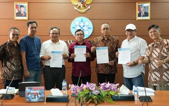 Ketua Umum PWI Kongres Luar Biasa, Zulmansyah Sekedang (kanan), Hendry Ch Bangun (keempat dari kiri) setelah menandatangani SK Panitia Bersama Kongres Persatuan. Penandatanganan disaksikan (kiri-kanan), Dahlan Dahi (mediator, anggota Dewan Pers), Yogi Hadi Ismanto (anggota Dewan Pers), Komaruddin Hidayat (Ketua Dewan Pers), Totok Suryanto (Wakil Ketua Dewan Pers), dan Wina Armada Sukardi (Sekjen PWI KLB).