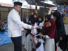 Kapolresta Samarinda Kombes Pol Hendri Umar, SIK, MH menyerahkan daging hewan qurban kepada yang membutuhkan. (foto: Exclusive)