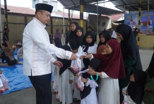 Kapolresta Samarinda Kombes Pol Hendri Umar, SIK, MH menyerahkan daging hewan qurban kepada yang membutuhkan. (foto: Exclusive)