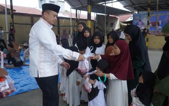Kapolresta Samarinda Kombes Pol Hendri Umar, SIK, MH menyerahkan daging hewan qurban kepada yang membutuhkan. (foto: Exclusive)