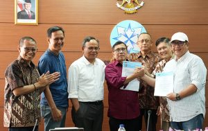 Ketua Umum PWI Kongres Luar Biasa, Zulmansyah Sekedang (kanan), berjabat tangan dengan Ketua Umum PWI Kongres Bandung, Hendry Ch Bangun (keempat dari kiri) setelah menandatangani SK Panitia Bersama Kongres Persatuan. Penandatanganan disaksikan (kiri-kanan), Dahlan Dahi (mediator, anggota Dewan Pers), Yogi Hadi Ismanto (anggota Dewan Pers), Komaruddin Hidayat (Ketua Dewan Pers), Totok Suryanto (Wakil Ketua Dewan Pers), dan Wina Armada Sukardi (Sekjen PWI KLB).