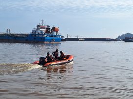 Tim SAR Gabungan melakukan pencarian terhadap Andi Acho yang menjadi korban dalam kecelakaan air di Sungai Mahakam. (foto: Tim SAR)