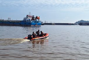 Tim SAR Gabungan melakukan pencarian terhadap Andi Acho yang menjadi korban dalam kecelakaan air di Sungai Mahakam. (foto: Tim SAR)