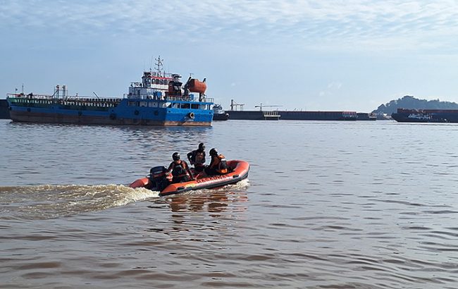 Tim SAR Gabungan melakukan pencarian terhadap Andi Acho yang menjadi korban dalam kecelakaan air di Sungai Mahakam. (foto: Tim SAR)