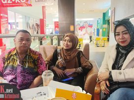 Bambang Sri Martono, SH dan Yuni Astria, SH bersama keluarga pelapor saat memberikan keterangan ke media. (foto: ib)