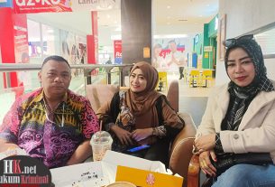 Bambang Sri Martono, SH dan Yuni Astria, SH bersama keluarga pelapor saat memberikan keterangan ke media. (foto: ib)