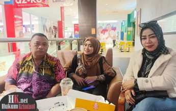 Bambang Sri Martono, SH dan Yuni Astria, SH bersama keluarga pelapor saat memberikan keterangan ke media. (foto: ib)