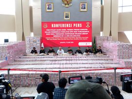 Rp11.880.351.802.619 uang disita dari 5 Terdakwa Korporasi ditunjukkan saat Konferensi Pers di Kejaksaan Agung. (foto: Exclusive)
