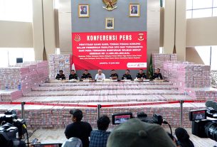 Rp11.880.351.802.619 uang disita dari 5 Terdakwa Korporasi ditunjukkan saat Konferensi Pers di Kejaksaan Agung. (foto: Exclusive)