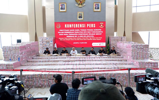 Rp11.880.351.802.619 uang disita dari 5 Terdakwa Korporasi ditunjukkan saat Konferensi Pers di Kejaksaan Agung. (foto: Exclusive)