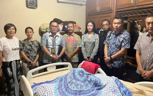Hakim Saut Erwin HA Munthe melakukan kegiatan pemeriksaan setempat (Decente) untuk memastikan kondisi faktual dan keabsahan alasan permohonan yang diajukan ketiga anak kandung Ny. LK. (foto: Exclusive)