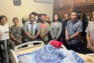 Hakim Saut Erwin HA Munthe melakukan kegiatan pemeriksaan setempat (Decente) untuk memastikan kondisi faktual dan keabsahan alasan permohonan yang diajukan ketiga anak kandung Ny. LK. (foto: Exclusive)