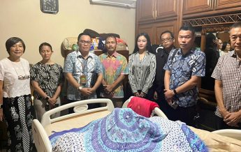 Hakim Saut Erwin HA Munthe melakukan kegiatan pemeriksaan setempat (Decente) untuk memastikan kondisi faktual dan keabsahan alasan permohonan yang diajukan ketiga anak kandung Ny. LK. (foto: Exclusive)