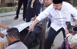 Kapolresta Samarinda Kombes Pol Hendri Umar, SIK, MH ikut melaksanakan penyembelihan hewan qurban. (foto: Exclusive)