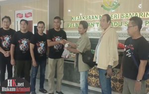 Firmansyah Subhan, Kepala Kejaksaan Negeri Samarinda menyerahkan daging qurban kepada anggota Forwaka Kejari Samarinda. (foto: ib)