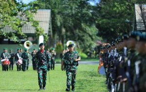 Pangdam VI/Mlw Mayjen TNI Rudy Rachmat Nugraha, SIP, MSc memimpin upacara penyambutan personel Batalyon Infanteri 600/Modang. (foto: Pendam VI/Mlw)