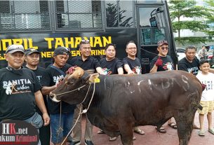 Firmansyah Subhan, Kepala Kejaksaan Negeri Samarinda bersama Sapi Qurban Kejari. (foto: Lukman)