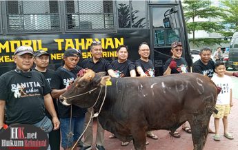 Firmansyah Subhan, Kepala Kejaksaan Negeri Samarinda bersama Sapi Qurban Kejari. (foto: Lukman)