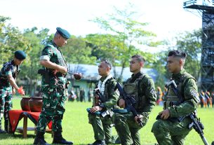 Pangdam VI/Mlw Mayjen TNI Rudy Rachmat Nugraha, SIP, MSc memimpin upacara penyambutan personel Batalyon Infanteri 600/Modang. (foto: Pendam VI/Mlw)