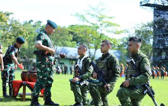 Pangdam VI/Mlw Mayjen TNI Rudy Rachmat Nugraha, SIP, MSc memimpin upacara penyambutan personel Batalyon Infanteri 600/Modang. (foto: Pendam VI/Mlw)