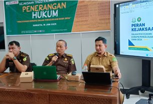 Suhardi, SH, MHum dan Julius Michaerl Butarbutar, SH pada acara Penerangan Hukum di Sangatta. (foto: Exclusive)
