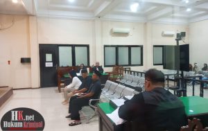 Ketiga terdakwa mendengarkan tuntutan JPU. (foto: Lukman)
