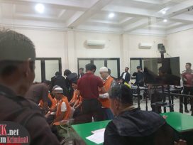 8 terdakwa usai mengikuti sidang tuntutan. (foto: Lukman)