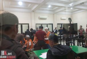 8 terdakwa usai mengikuti sidang tuntutan. (foto: Lukman)