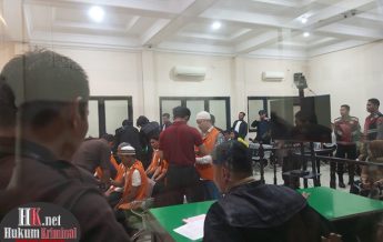 8 terdakwa usai mengikuti sidang tuntutan. (foto: Lukman)