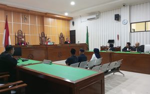 Terdakwa Andriyani, Suparlan, dan Bambang Purnama dalam persidangan pembacaan putusan. (foto: Lukman)
