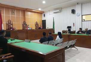 Terdakwa Andriyani, Suparlan, dan Bambang Purnama dalam persidangan pembacaan putusan. (foto: Lukman)
