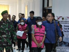 Tersangka BD dan MB digiring petugas dari Kejaksaan dikawal anggota TNI. (foto: Exclusive)