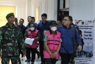 Tersangka BD dan MB digiring petugas dari Kejaksaan dikawal anggota TNI. (foto: Exclusive)