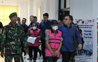 Tersangka BD dan MB digiring petugas dari Kejaksaan dikawal anggota TNI. (foto: Exclusive)