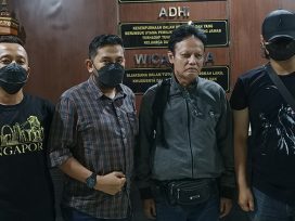 Tersangka BS diamankan Tim SIRI Kejagung tanpa perlawan. (foto: Exclusive)