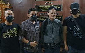 Tersangka BS diamankan Tim SIRI Kejagung tanpa perlawan. (foto: Exclusive)