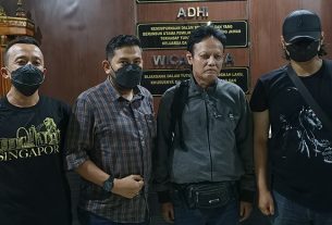 Tersangka BS diamankan Tim SIRI Kejagung tanpa perlawan. (foto: Exclusive)