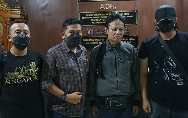 Tersangka BS diamankan Tim SIRI Kejagung tanpa perlawan. (foto: Exclusive)