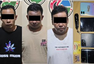 Ketiga tersangka yang ditangkap dengan barang bukti Ekstasi. (foto: Exclusive)