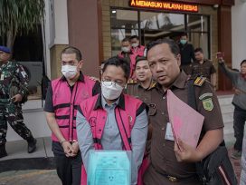 4 dari 9 tersangka terekam kamera dalam Tahap II di Kejaksaan Negeri Pusat. (foto: Exclusive)