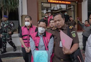 4 dari 9 tersangka terekam kamera dalam Tahap II di Kejaksaan Negeri Pusat. (foto: Exclusive)