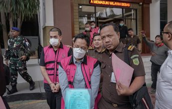 4 dari 9 tersangka terekam kamera dalam Tahap II di Kejaksaan Negeri Pusat. (foto: Exclusive)