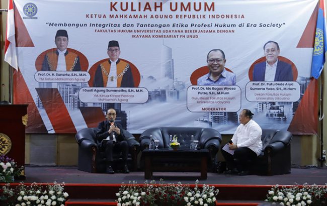 Ketua MA Sunarto dalam Kuliah Umum di FH UNUD. (foto: Hms MA)