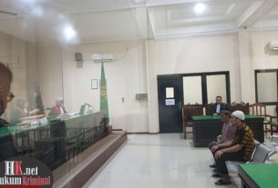 Terdakwa Salman dan Rusdiansyah terlihat tenang dalam persidangan. (foto: LVL)